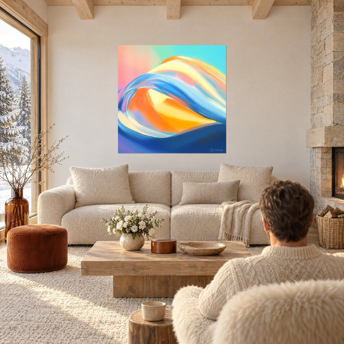 Cuadro ola abstracta naranja y azul cobalto, pinceladas gruesas sobre fondo rosa y turquesa, sobre un sofá en un salón luminoso