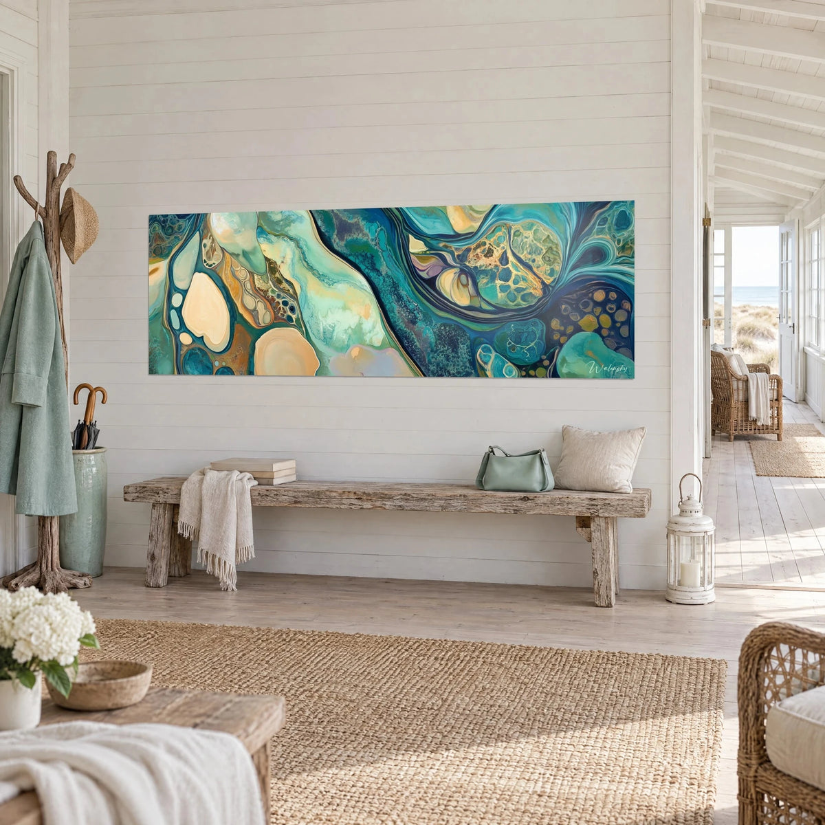 Tableau abstrait en veines d'eau émeraude, bleu nuit et beige crème, sur un mur de planches blanches d'une maison de bord de mer