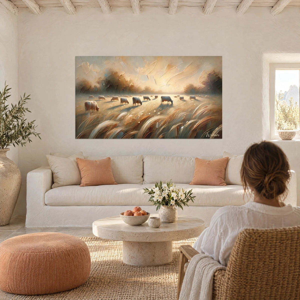Tableau troupeau de vaches pâturant dans un champ de blé doré, ciel crème et bruns ocre, au-dessus d'un canapé dans un salon lumineux