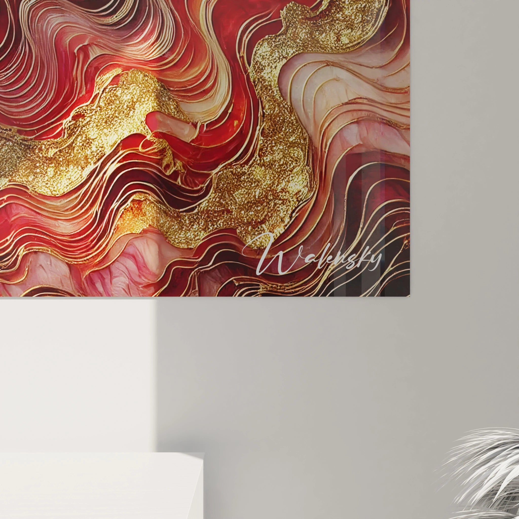 Zoom sur le tableau style epoxy, où les couleurs rouge, or et beige se mélangent harmonieusement, créant un effet envoûtant et fluide. Les touches dorées captent la lumière et ajoutent de l'éclat.

