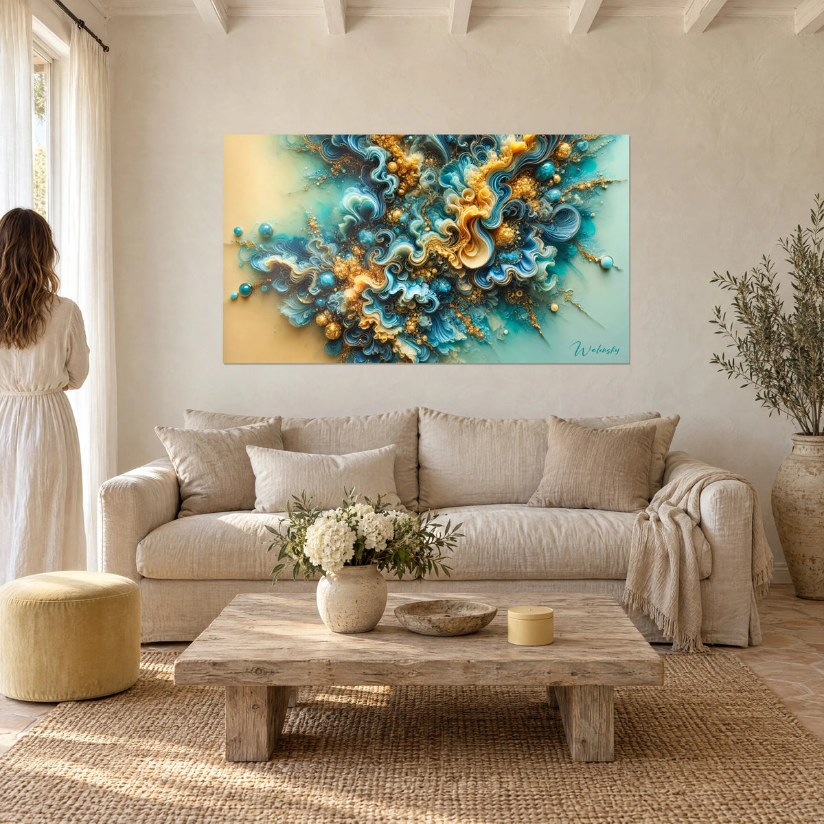 Gemälde Gezeitenwoge aus saphirblauen und goldenen Wirbeln in Relief, cremefarbene Ränder, Paar von hinten über einem Sofa in einem hellen Wohnzimmer