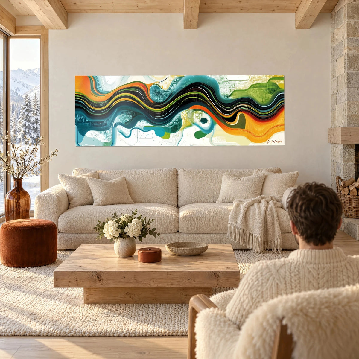 Tableau ruban ondulant de lignes noires, orange et turquoise, vu de dos par un couple, au-dessus d'un canapé dans un salon lumineux