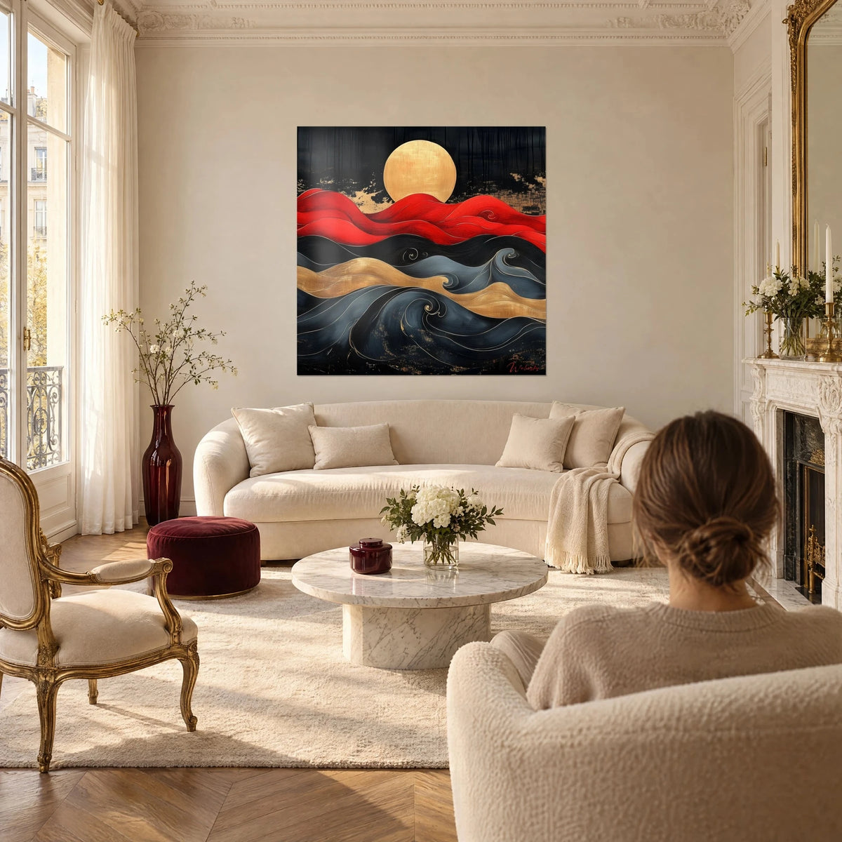 Gemälde goldene Sonne über scharlachroten und schiefergrauen Wellen, eine Frau von hinten blickt darauf, über einem Sofa in einem hellen Wohnzimmer