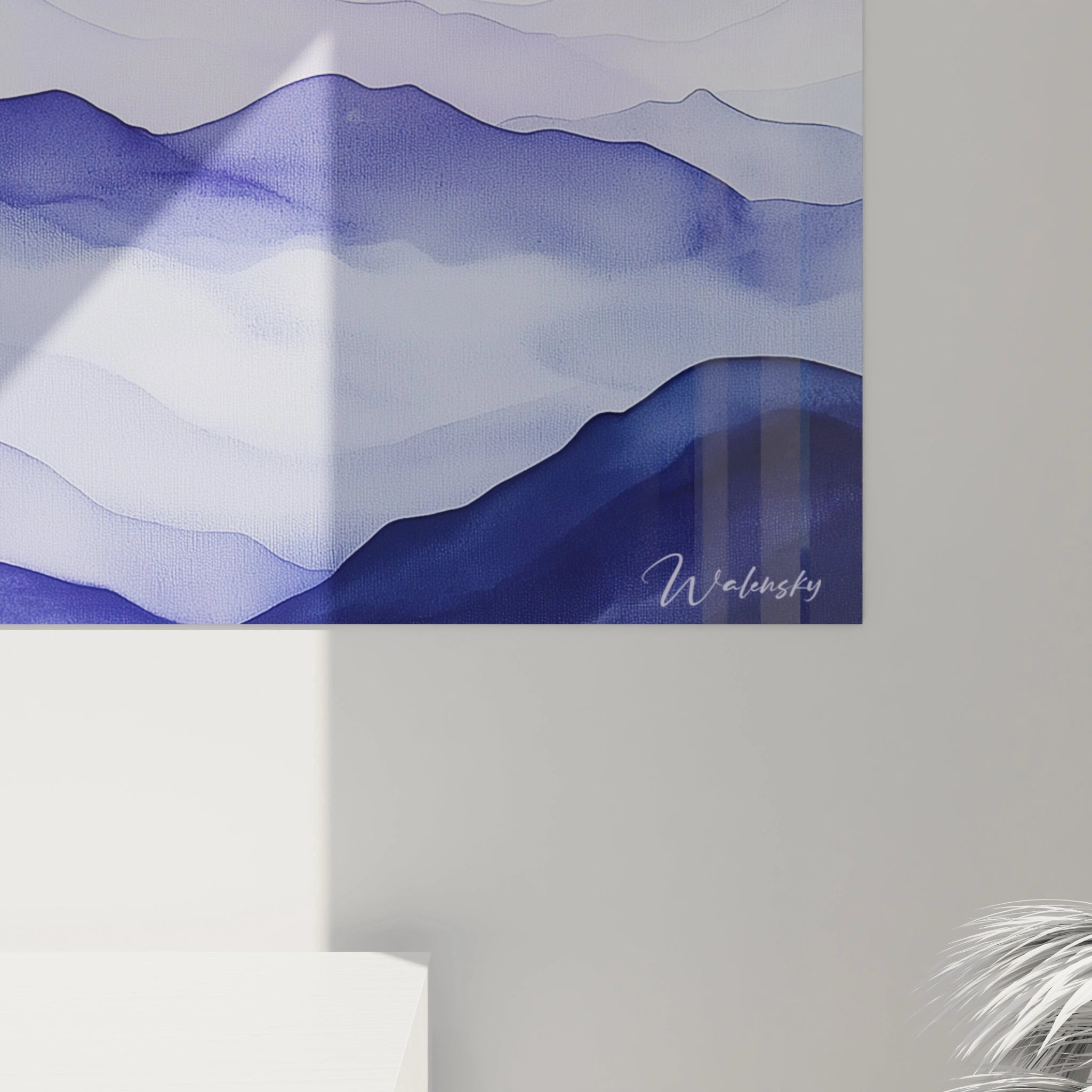 Un tableau mer contemporain affichant des strates bleues et violettes superposées évoquant l'océan, avec des transitions douces entre chaque couche, textures liquides et transparentes créant un effet de brume marine.
