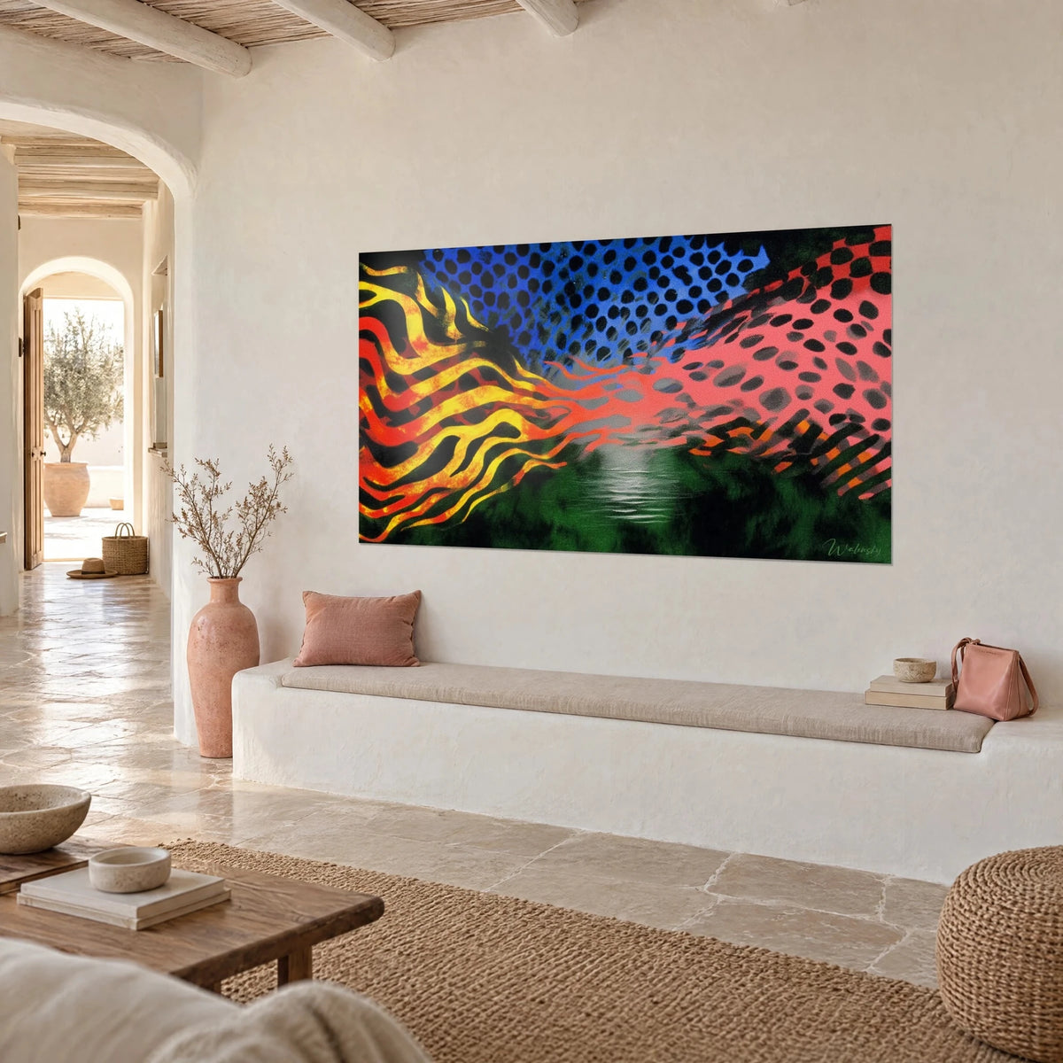 Quadro fiamma a righe arancio e gialle che si fonde in una trama rosa, bosco verde scuro in basso, su un muro bianco di una casa mediterranea
