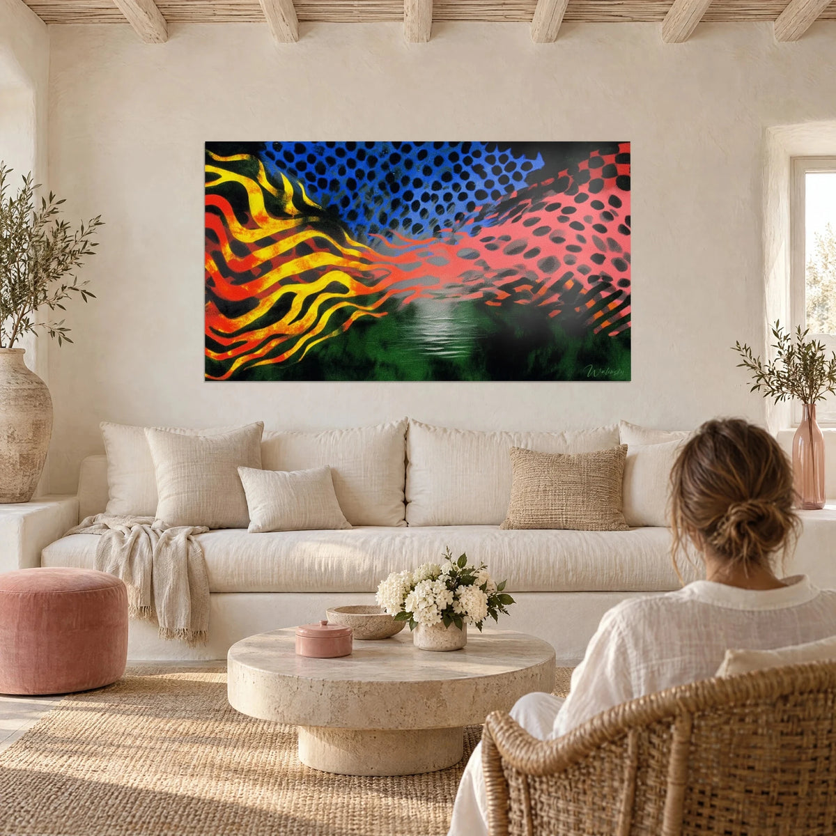 Quadro onde ottiche gialle e rosse che ondeggiano verso un rosa punteggiato, cielo blu con pois neri, sopra un divano in un soggiorno luminoso
