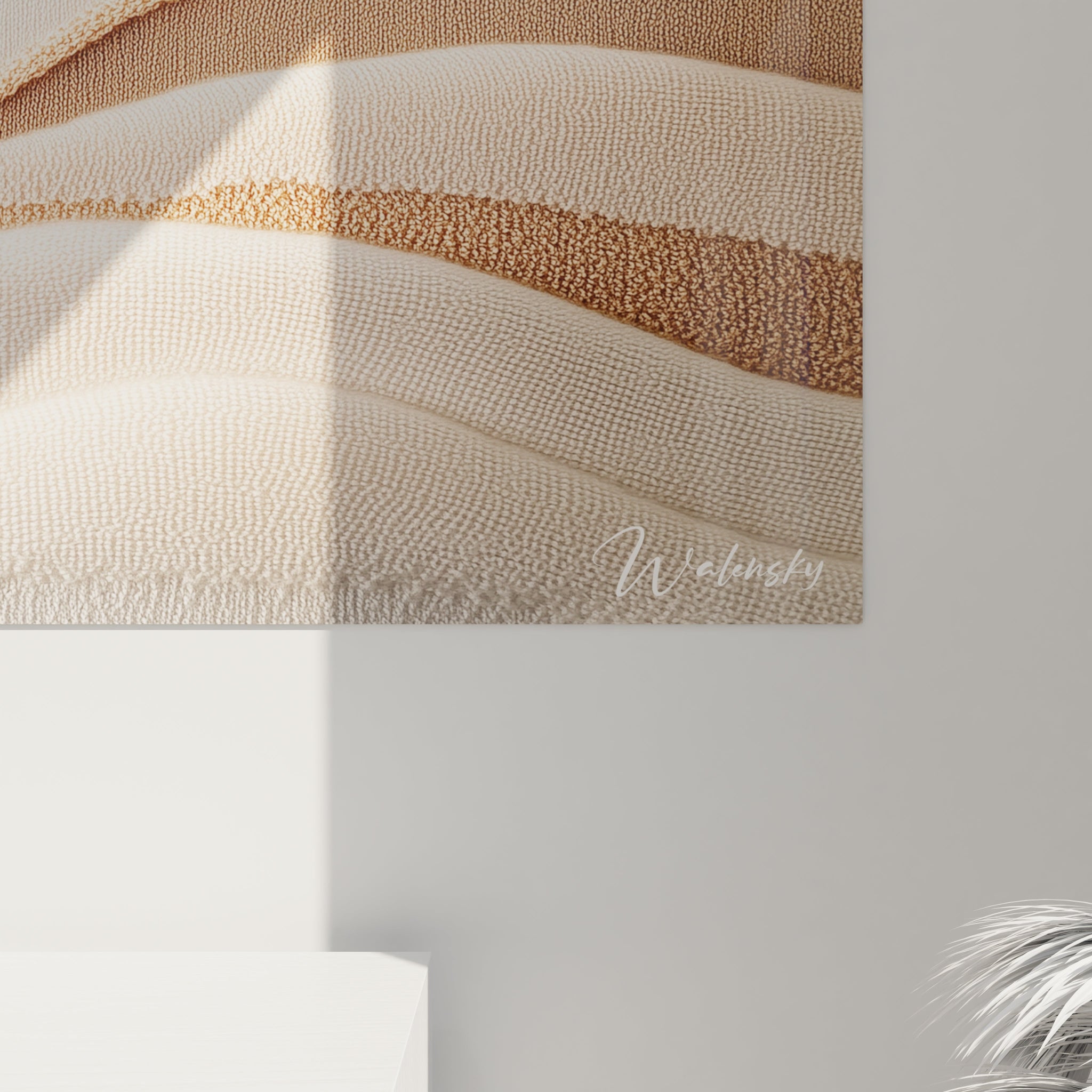 Un tableau en relief présentant une série de vagues superposées aux textures granuleuses, dans une palette monochrome de beiges allant du blanc cassé au caramel clair, dont les crêtes et vallées créent un motif rythmique évoquant un paysage désertique stylisé.
