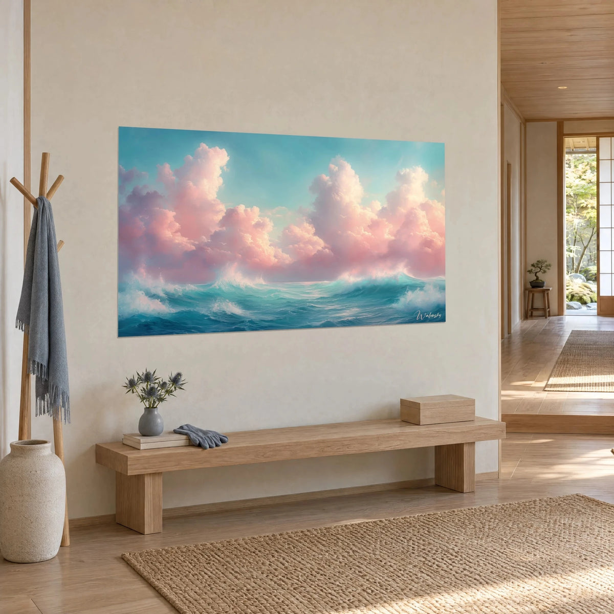Cuadro con nubes algodonosas coral y crema que dominan olas azul pato, colgado junto a un banco de madera clara