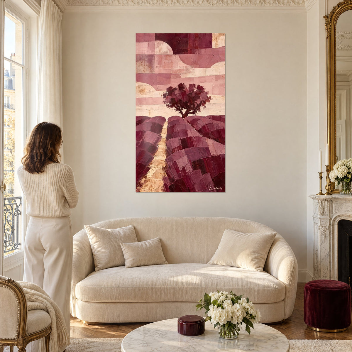 Tableau chêne solitaire en coups de couteau bordeaux et rose poudré, sentier ocre entre les rangs, au-dessus d'un canapé dans un salon lumineux