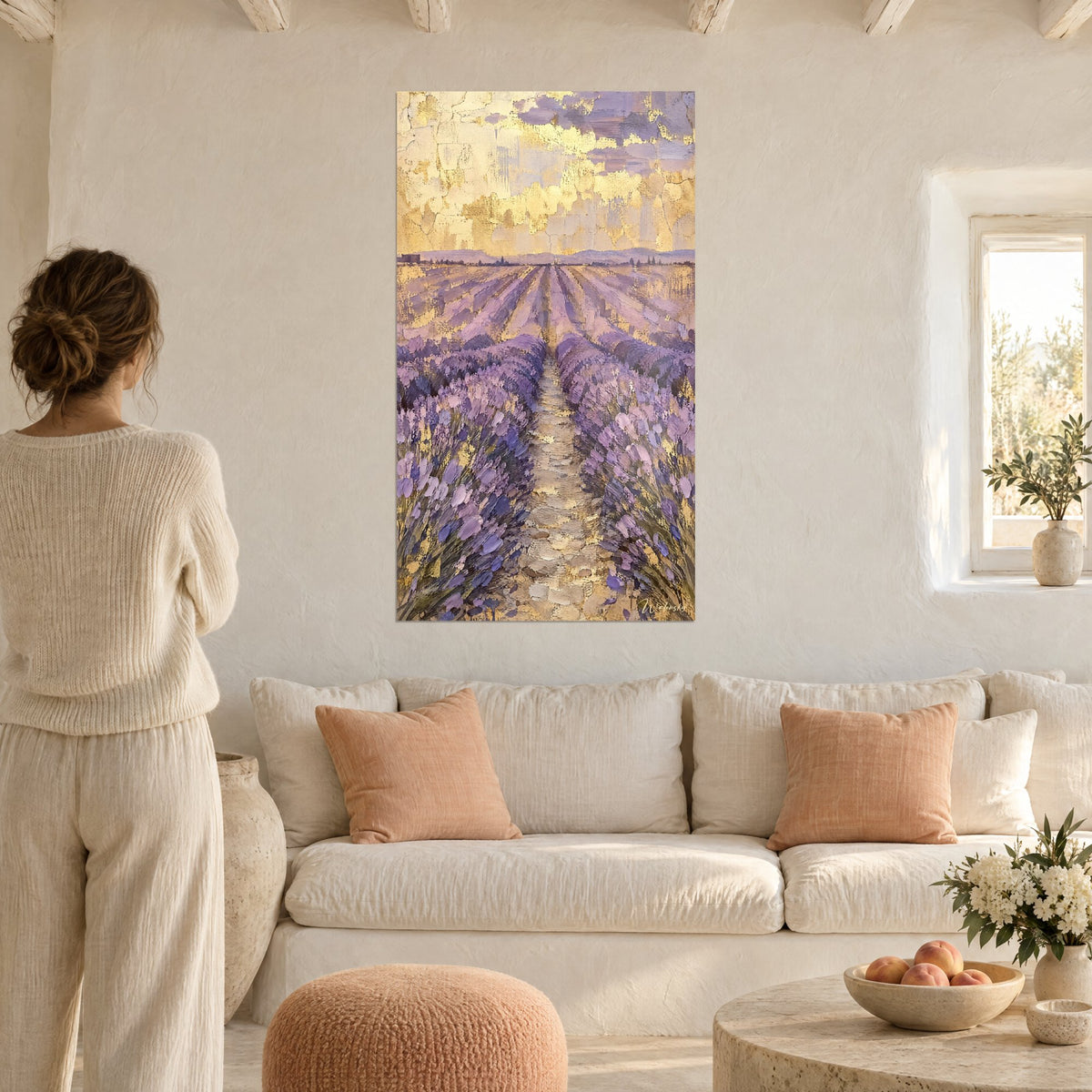Tableau champ de lavande en rangées violettes sous un ciel d'or craquelé, femme de dos, au-dessus d'un canapé dans un salon lumineux