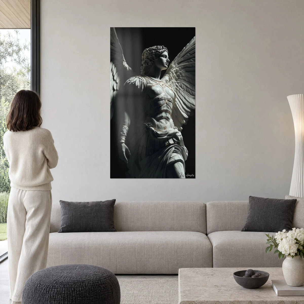 Quadro valchiria alata in marmo bianco, corazza bordata d'oro su fondo nero, appeso sopra un divano in un soggiorno luminoso