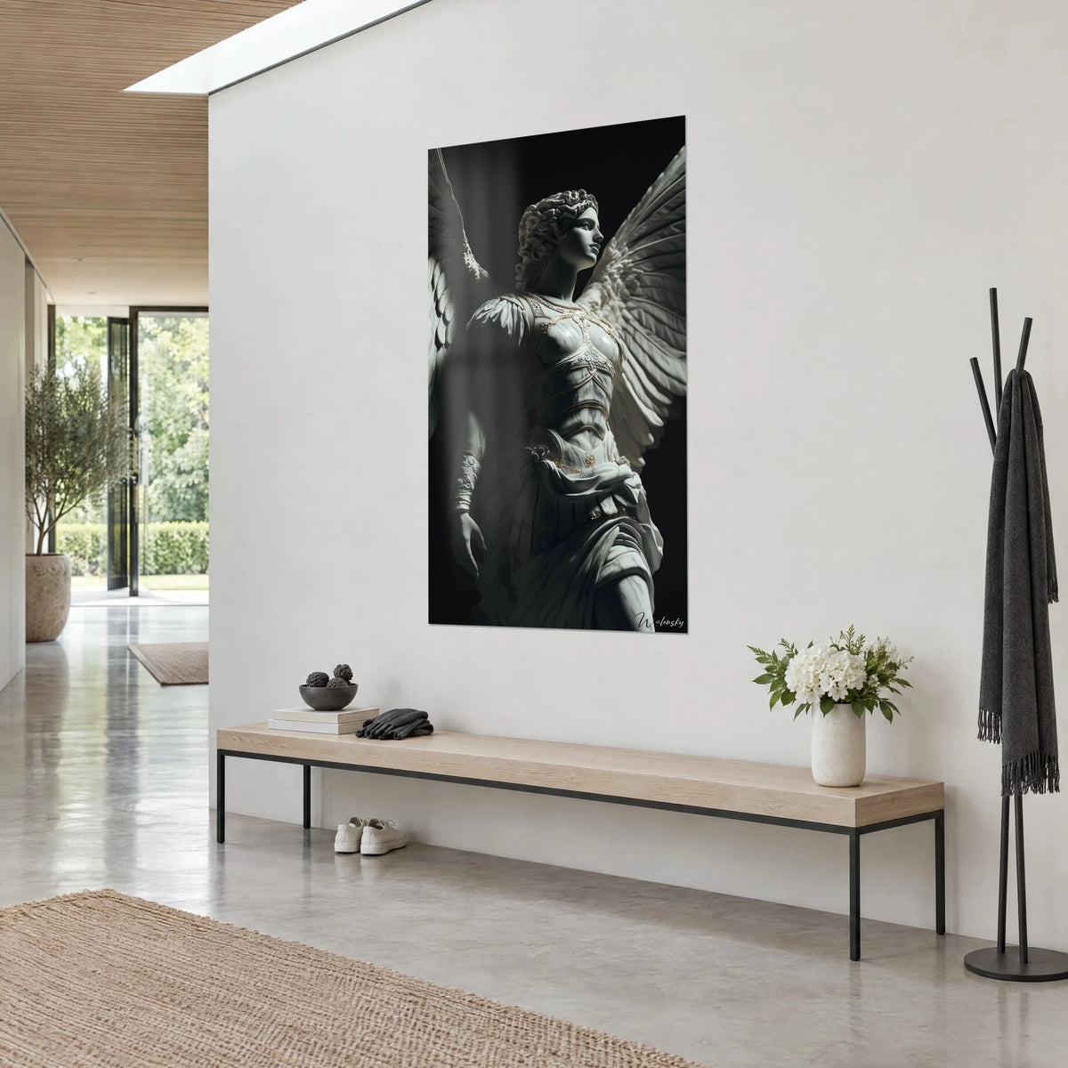 Quadro statua di angelo guerriero, ali spiegate grigio perla e nero profondo, volto di profilo, vista di tre quarti