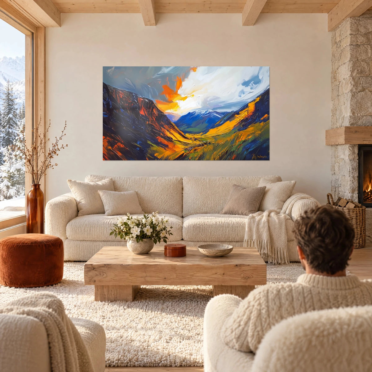 Gemälde brennendes Bergtal, orangefarbener Grat und nachtblau, zwei Personen von hinten über einem Sofa in einem hellen Wohnzimmer