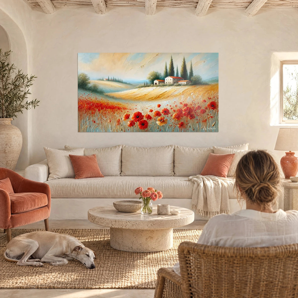Schilderij met rode klaprozen en gouden graanvelden onder Toscaanse cipressen, boven een bank in een lichte woonkamer