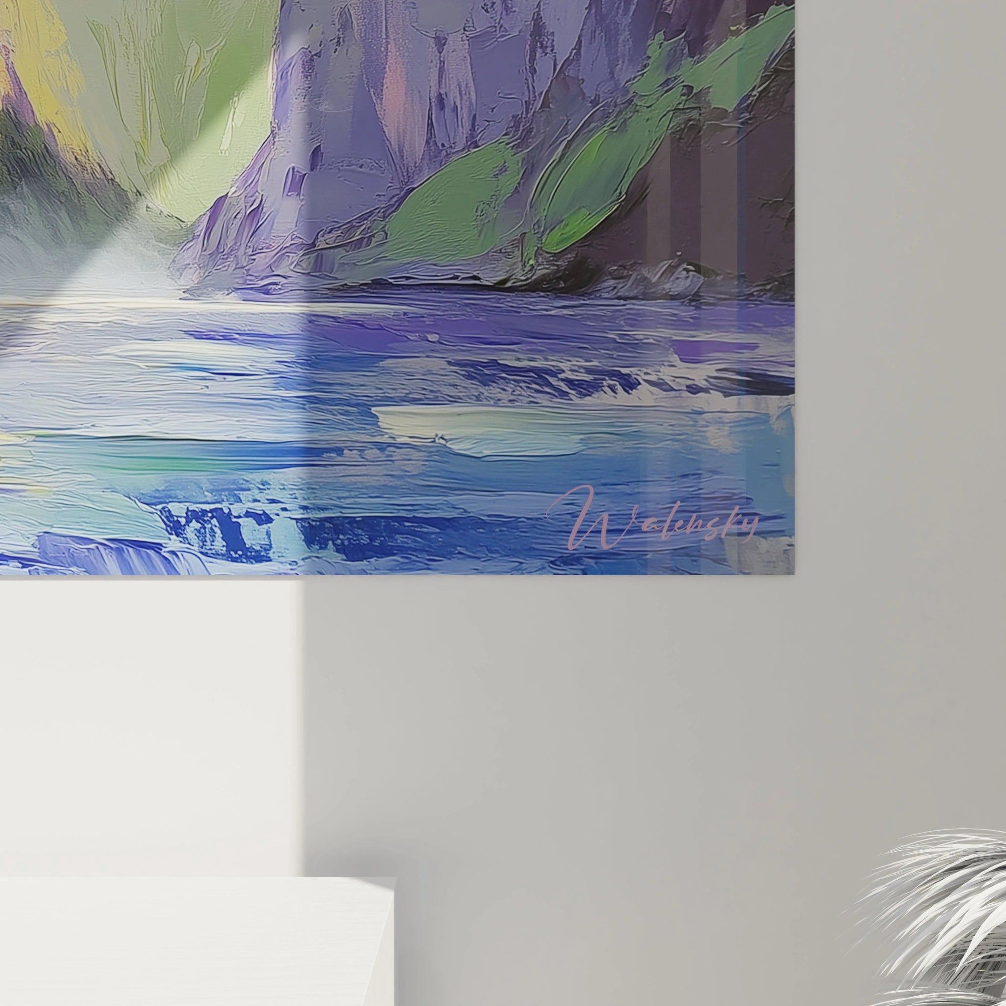 Un tableau artistique figurant une vallée montagneuse avec une chute d'eau majestueuse, des parois rocheuses aux couleurs contrastées de violet et jaune, un bassin bleu profond reflétant les falaises, et une technique au couteau créant un relief saisissant.
