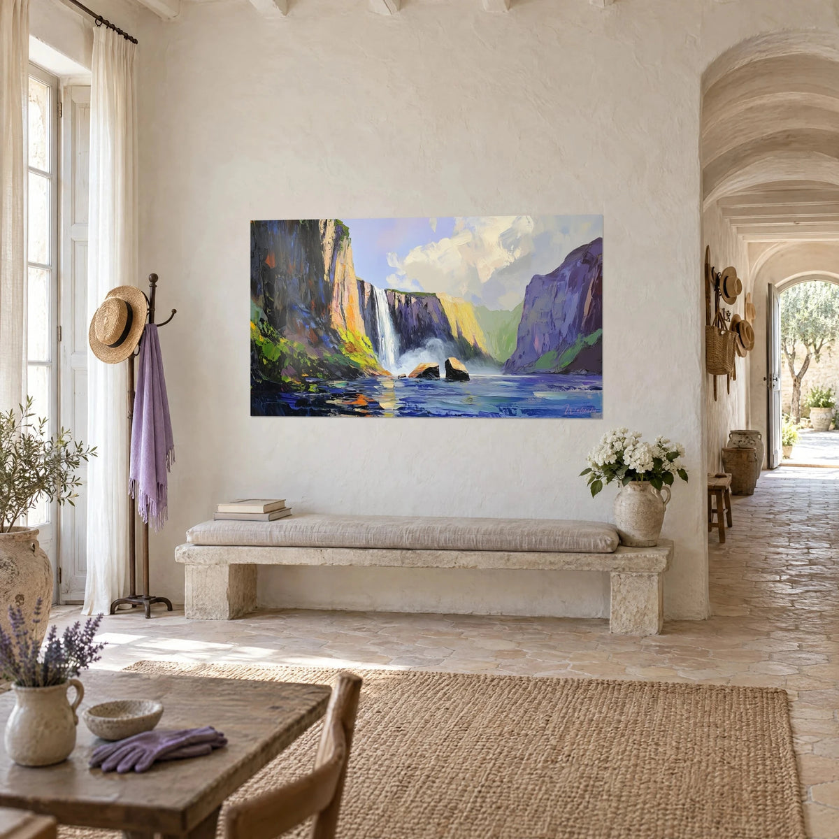 Quadro cascata bianca tra pareti di roccia malva e gialle, pennellate spesse a spatola, vista di tre quarti in un corridoio del mas