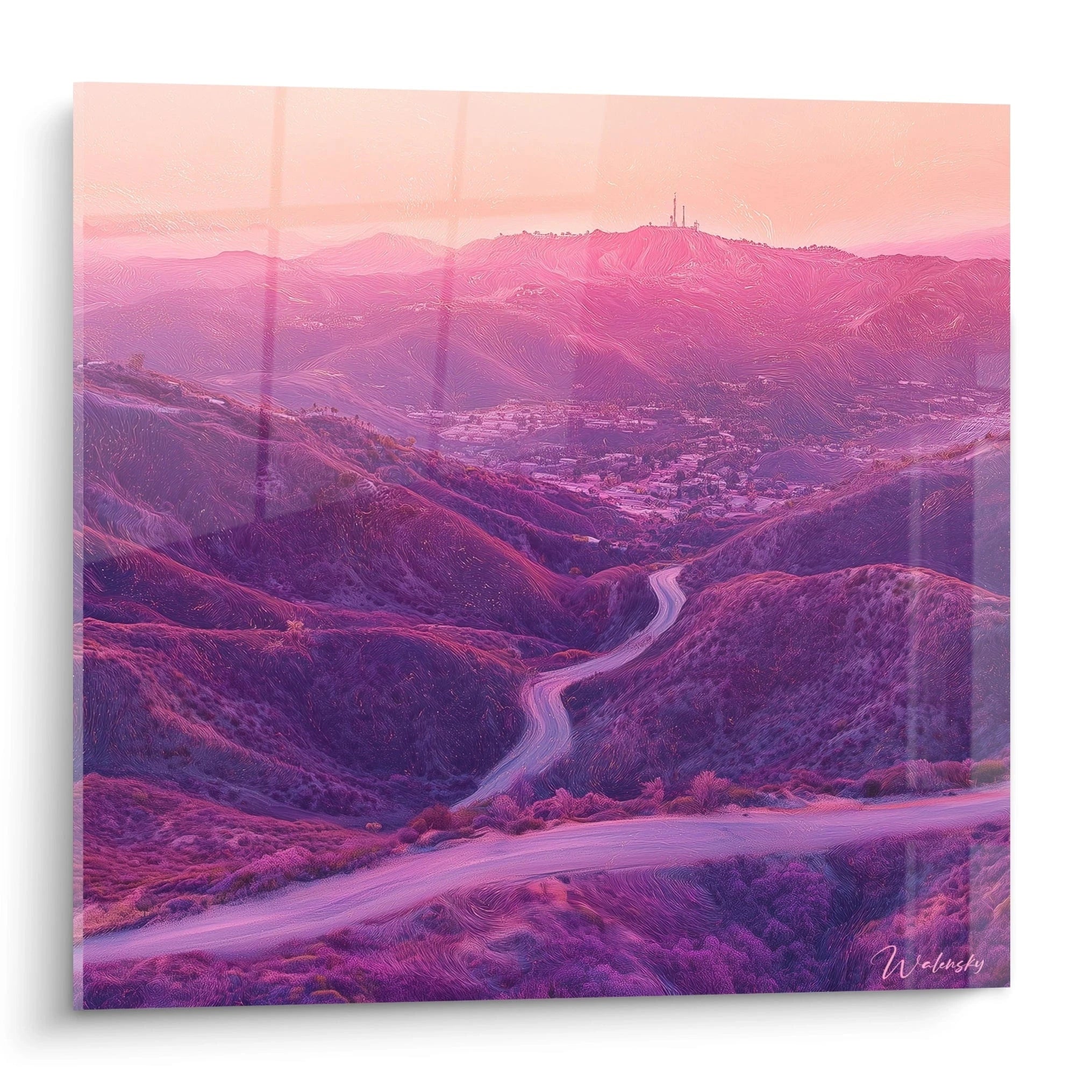 Un tableau montagne aux tons violets et roses présentant une vallée montagneuse surréaliste avec une route sinueuse serpentant entre les reliefs. Les textures ondulantes créent un effet de mouvement dans un paysage baigné de lumière crépusculaire.
