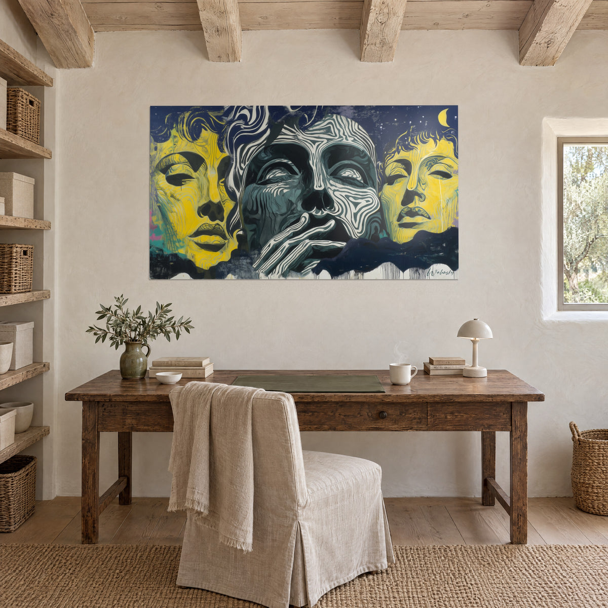 Cuadro rostros gráficos de labios carnosos, ocre amarillo intenso y azul abismal, goteos blancos abajo, escritorio de madera antigua