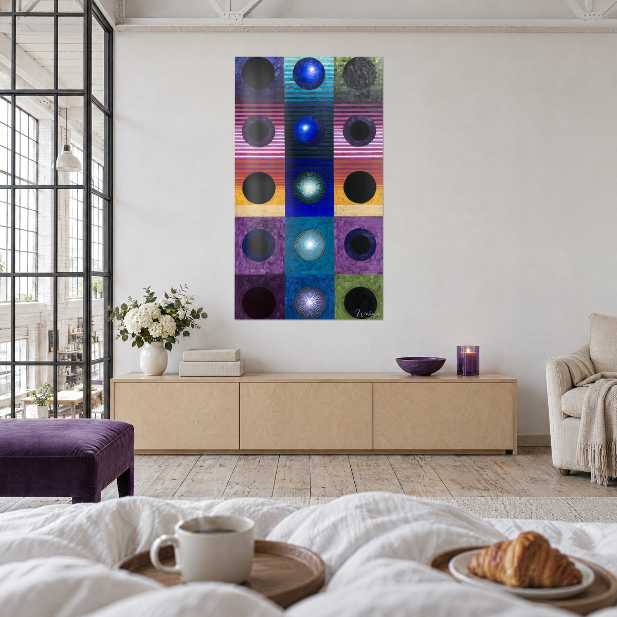 Cuadro esferas nacaradas azul turquesa y pastillas negras sobre un tablero de ajedrez morado, encima de una cama en un dormitorio luminoso