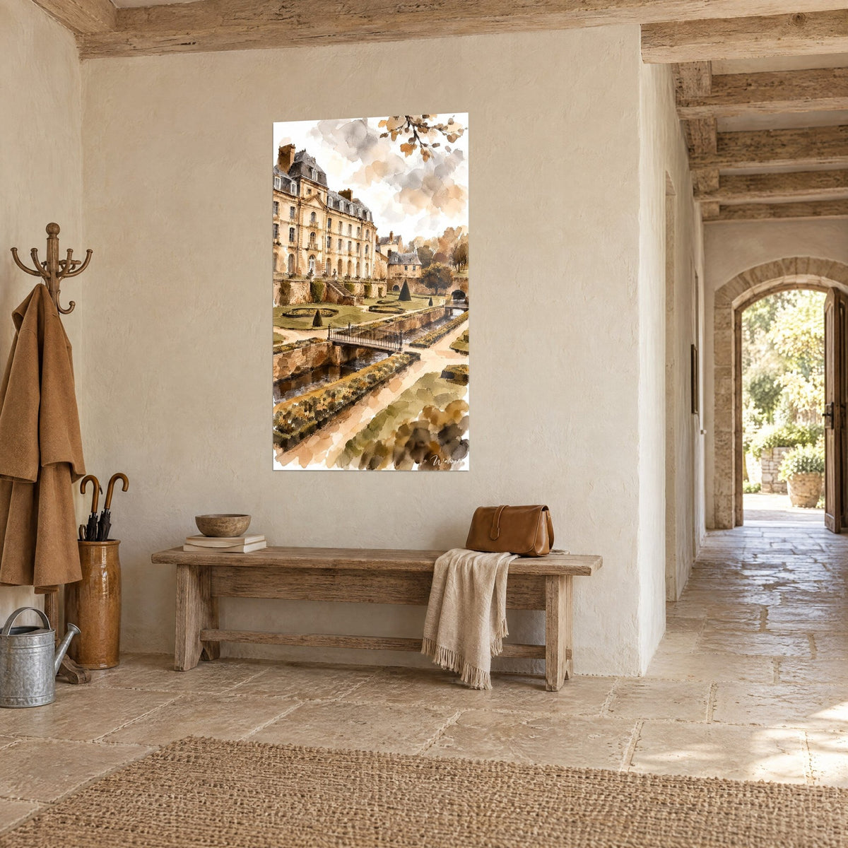 Cuadro casona ocre y jardines bordados en verde oliva, canal y pasarela de hierro negro, colgado en un pasillo de piedra