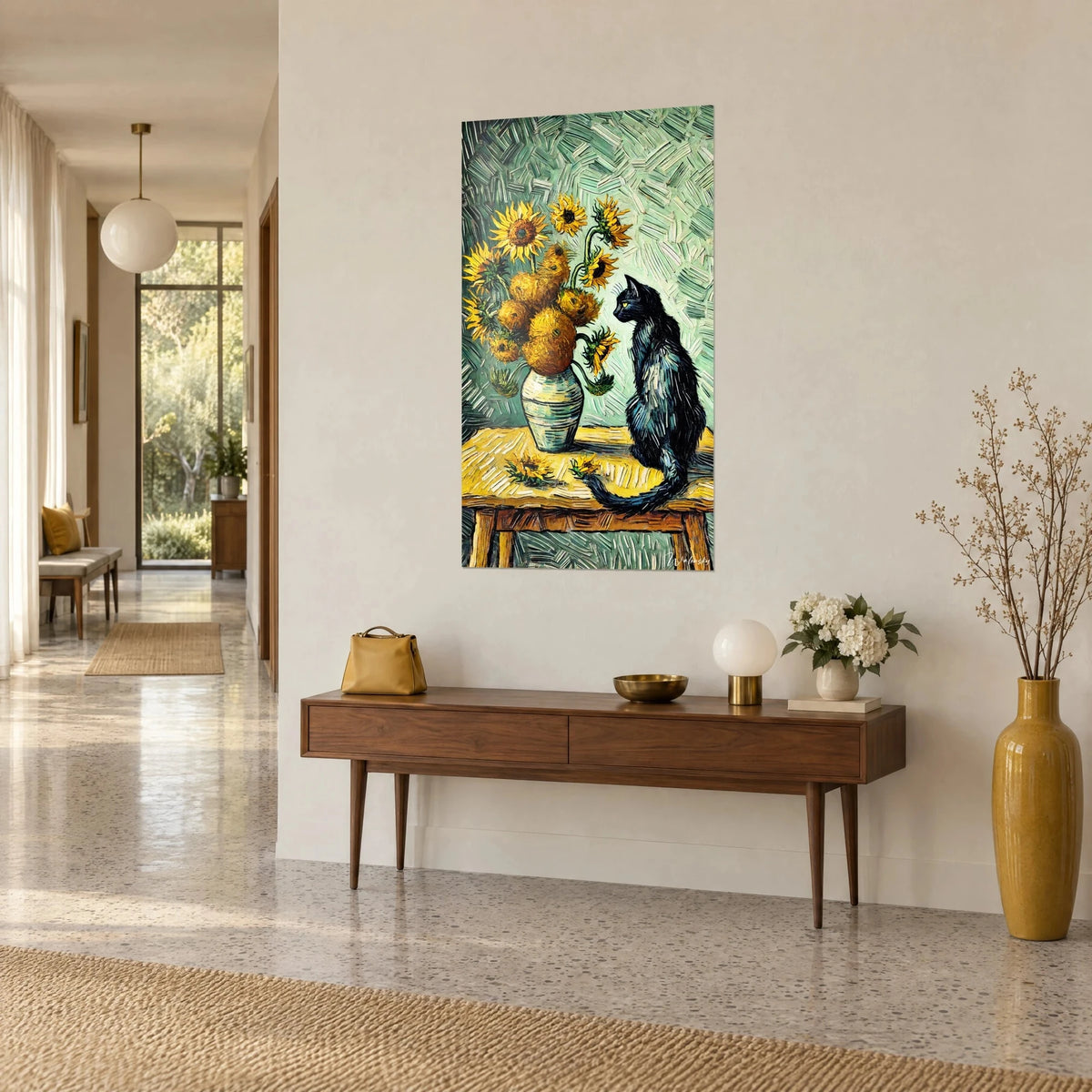 Tableau bouquet de tournesols dorés dans un vase rayé, matou sombre assis sur une table jaune, vu de trois-quarts dans un couloir
