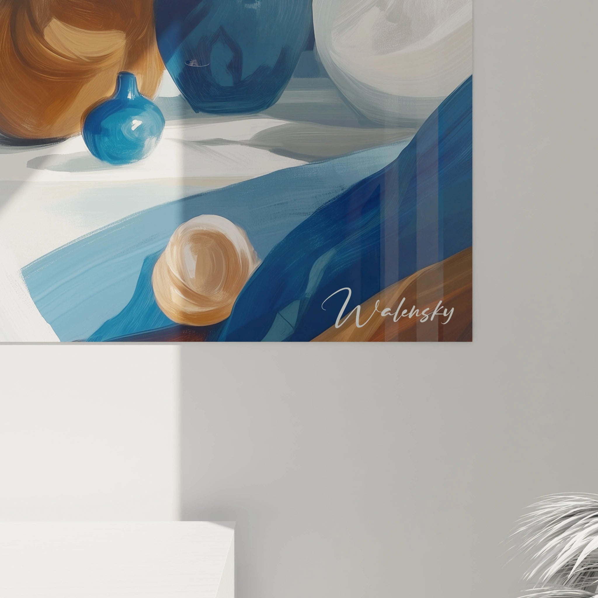 Un tableau nature morte abstrait présentant des objets décoratifs aux teintes bleues et blanches, des fleurs texturées, et des détails orange sur un fond contrasté.






