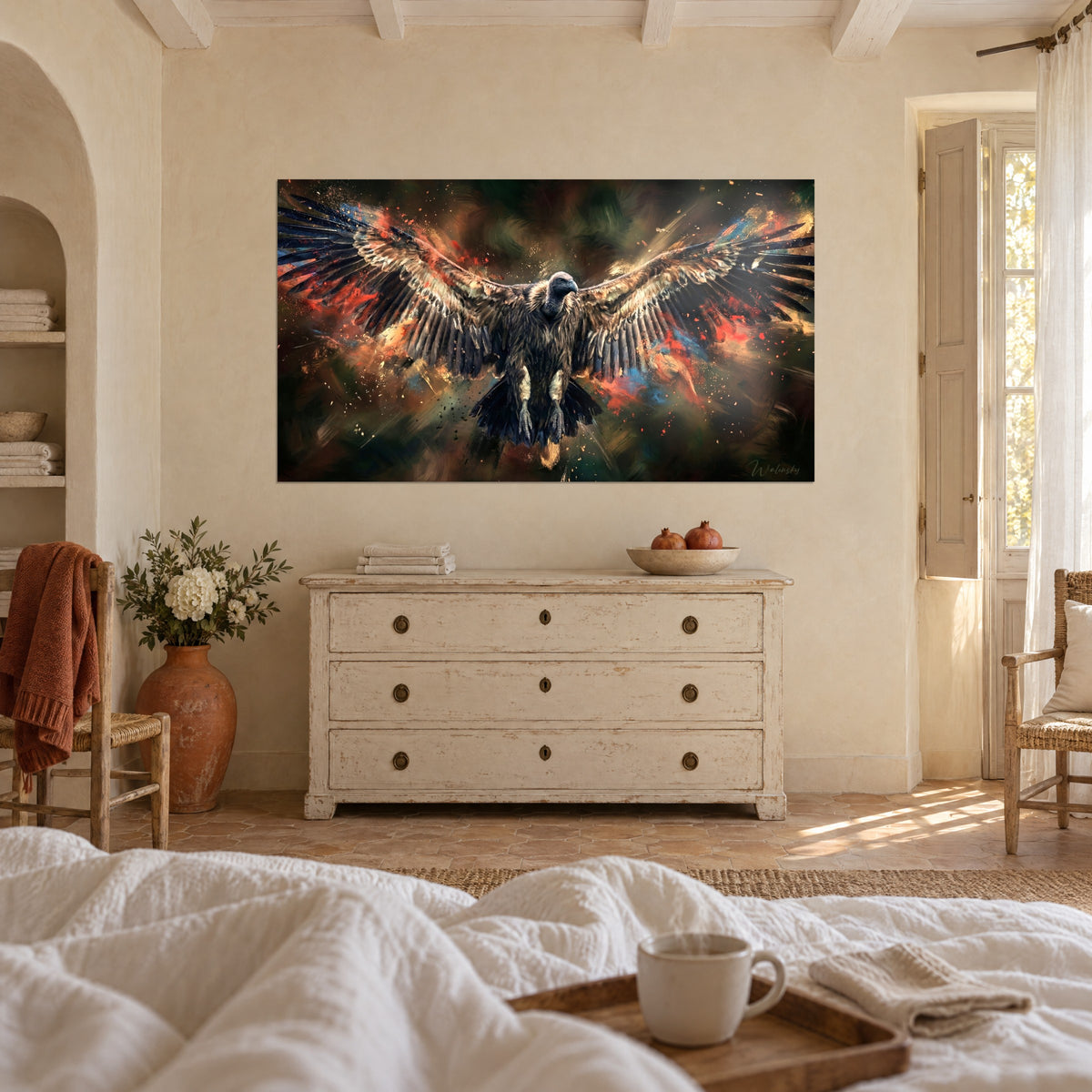 Quadro di un grande avvoltoio in planata, apertura alare scura e scintille rosse, sopra un letto in una camera luminosa