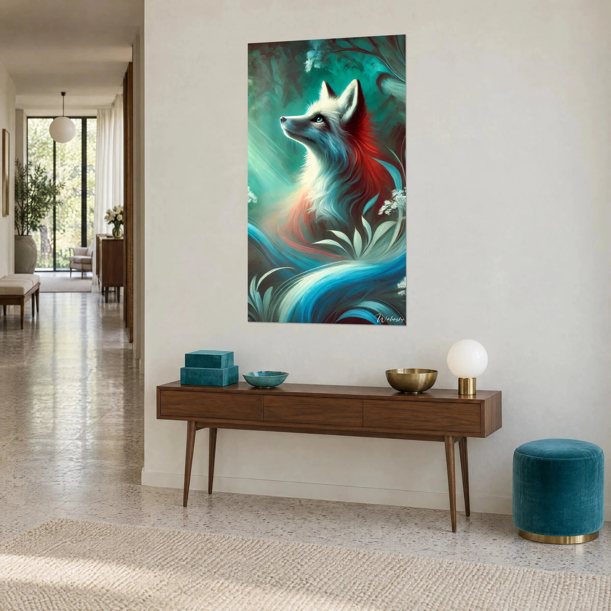Cuadro zorro de ojos turquesa, pelaje crema y nuca escarlata, visto de tres cuartos sobre una pared beige, consola de madera