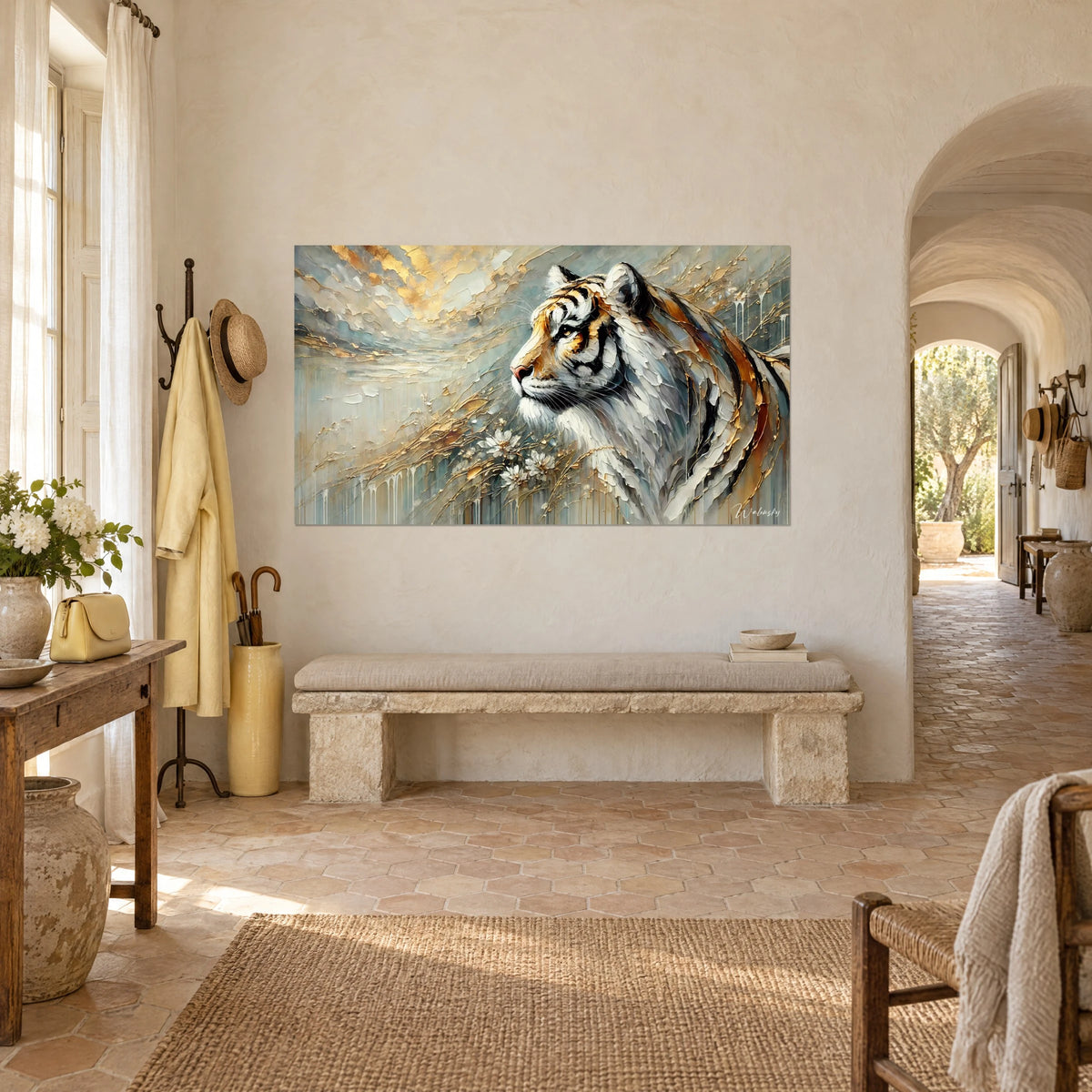 Tableau tigre de profil aux coups de spatule épais, rayures noires et reflets dorés, vu de trois-quarts dans un mas provençal