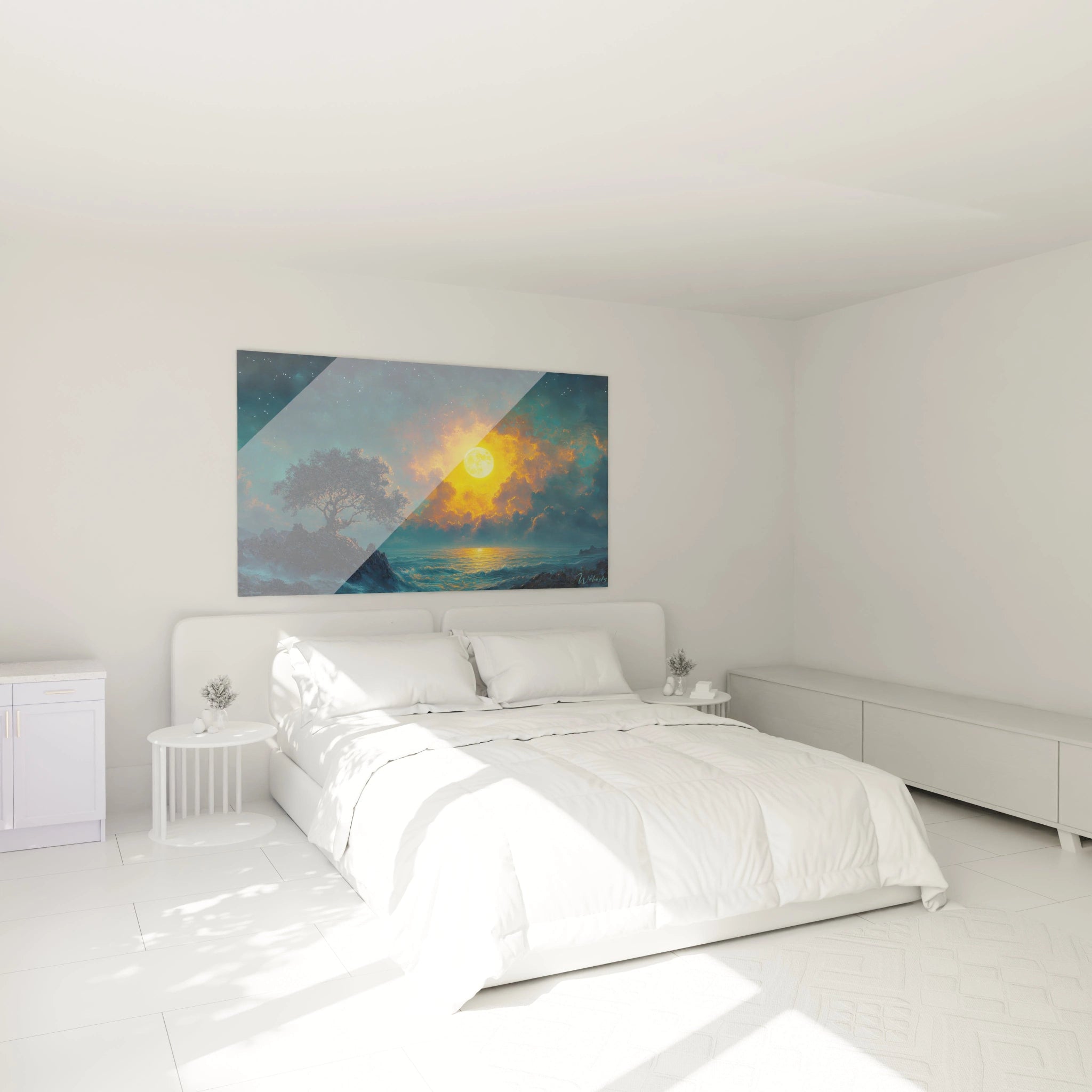 Un tableau maritime nocturne montrant la rencontre entre terre et mer, dominé par une lune éclatante entourée de nuages ambrés qui projette sa lumière dorée sur les vagues, avec un arbre silhouetté en contrepoint sur la gauche.
