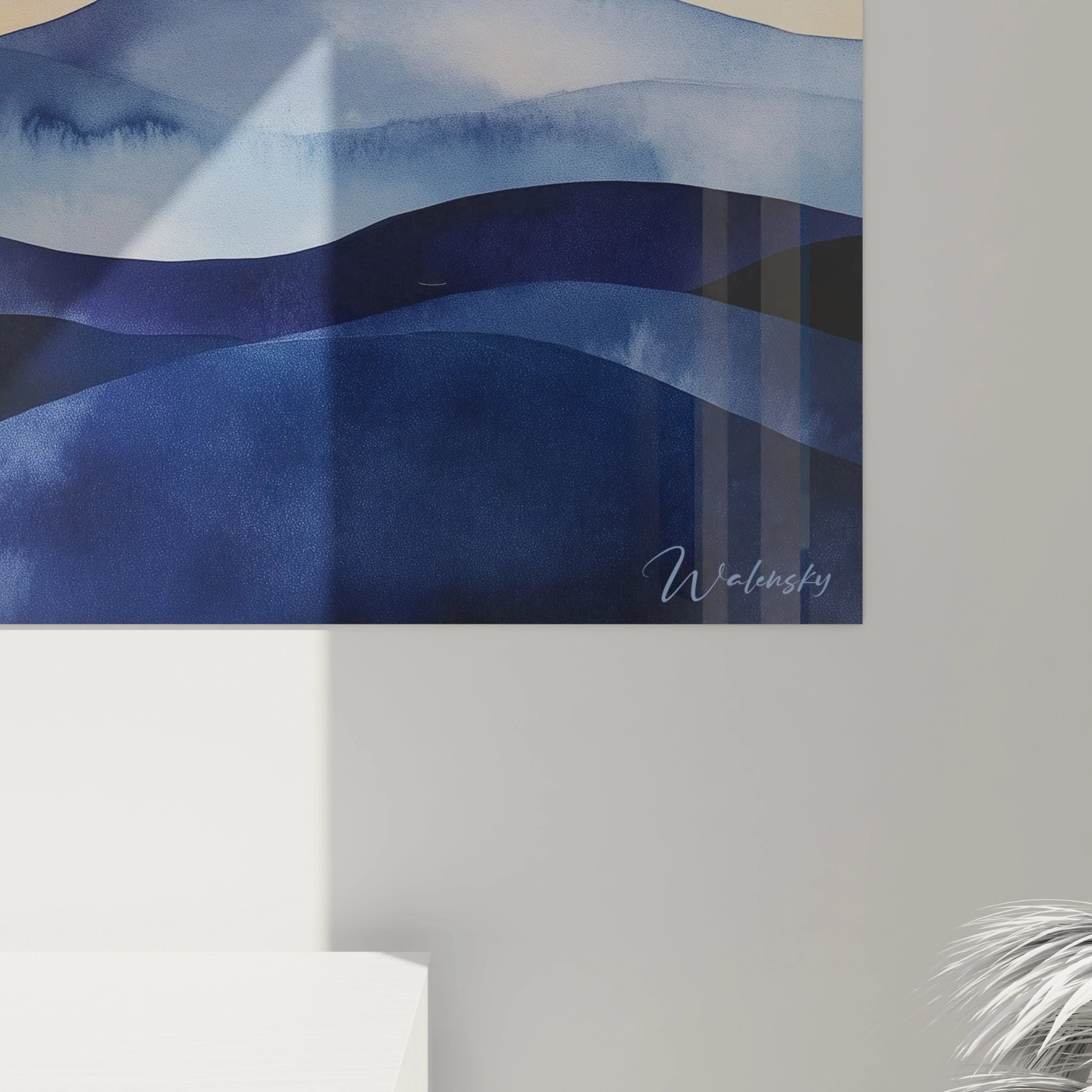 Un tableau montagne nocturne aux formes fluides superposées en dégradés de bleu marine, indigo et violet, surmonté d'un ciel aux teintes beiges et mauves parsemé de points lumineux, créant une ambiance mystique par ses effets de brume et ses transitions douces.
