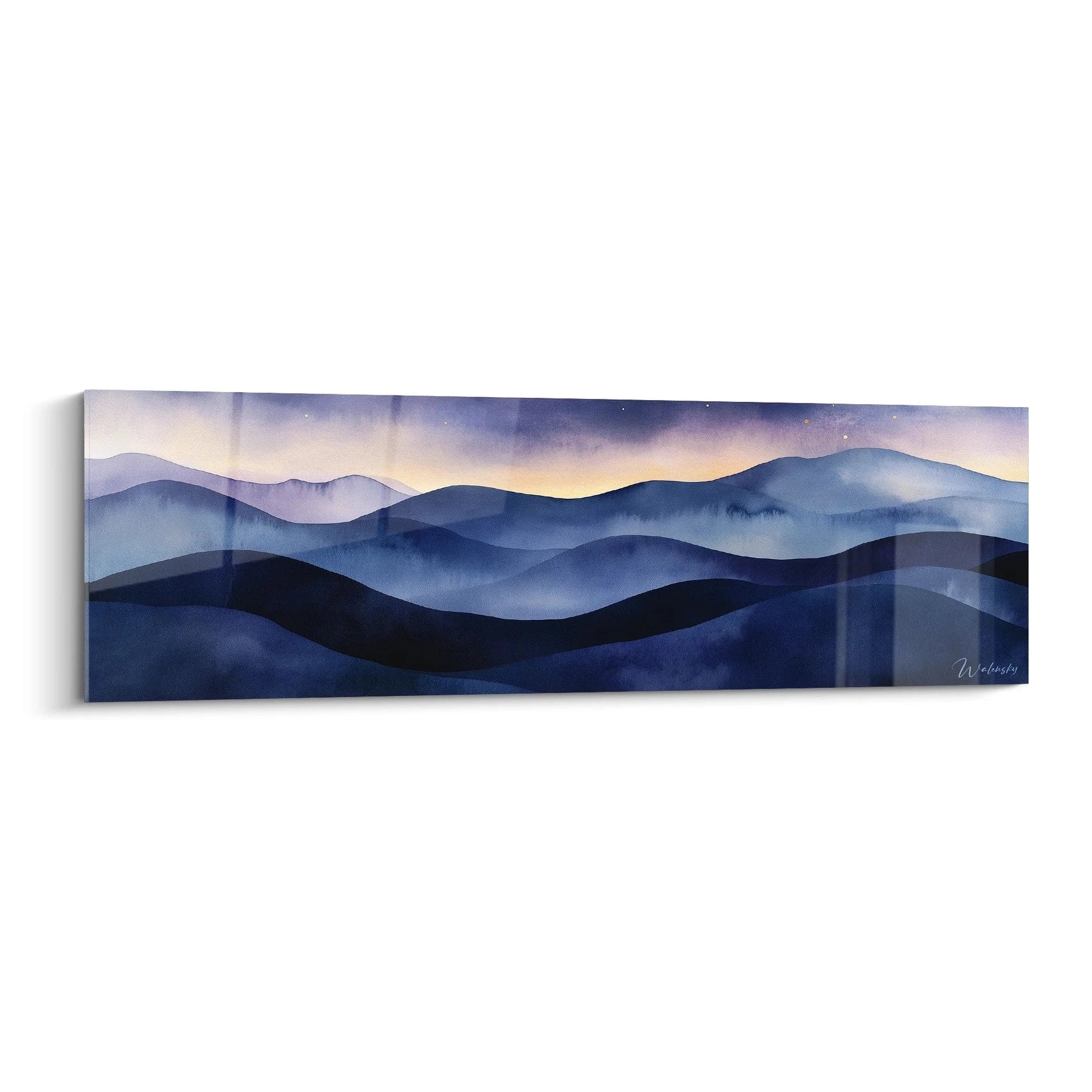 Un tableau montagne aux teintes bleutées et violacées présentant des ondulations harmonieuses superposées, du plus foncé au premier plan jusqu'au ciel lumineux à l'horizon, créant une atmosphère sereine et méditative.
