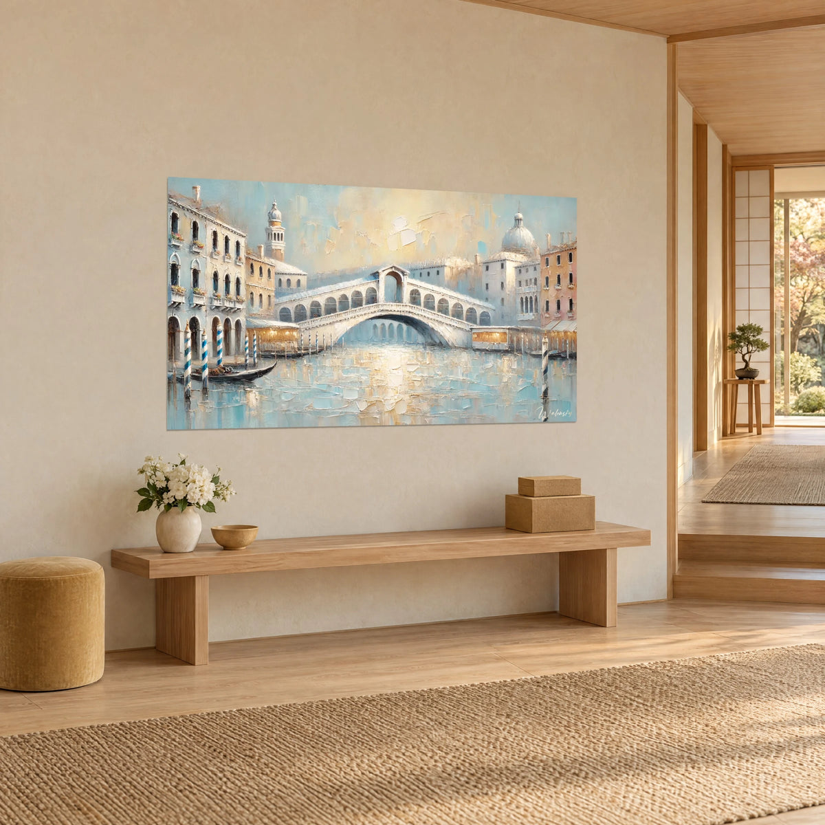 Obraz Canal Grande w Wenecji ze złotymi refleksami, ochrowymi i jasnoróżowymi fasadami, białą kopułą, widziany z trzech czwartych na kremowej ścianie