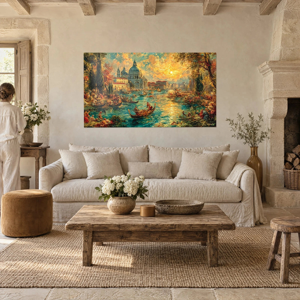 Tableau Venise au coucher de soleil, gondoles sur lagune turquoise et dôme gris, personne de dos au-dessus d'un canapé dans un salon lumineux
