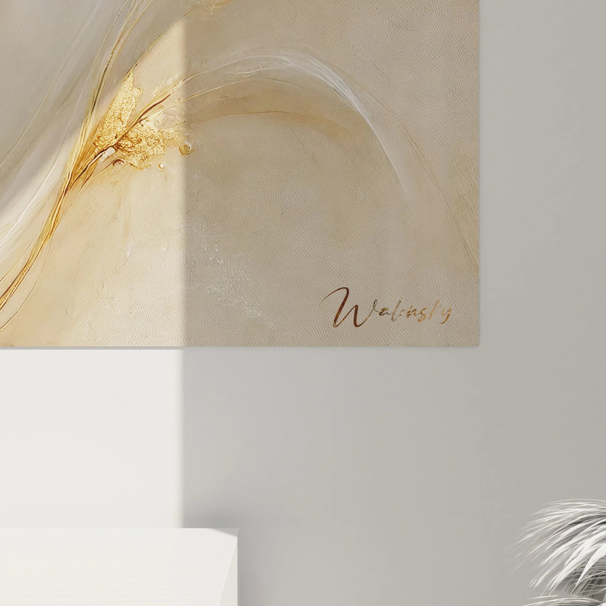 vue de pres du tableau dromadaire. Les éclats dorés et les textures légères du fond révèlent la beauté mystique de l’animal. Un hommage subtil et captivant à la nature et à la résilience.







