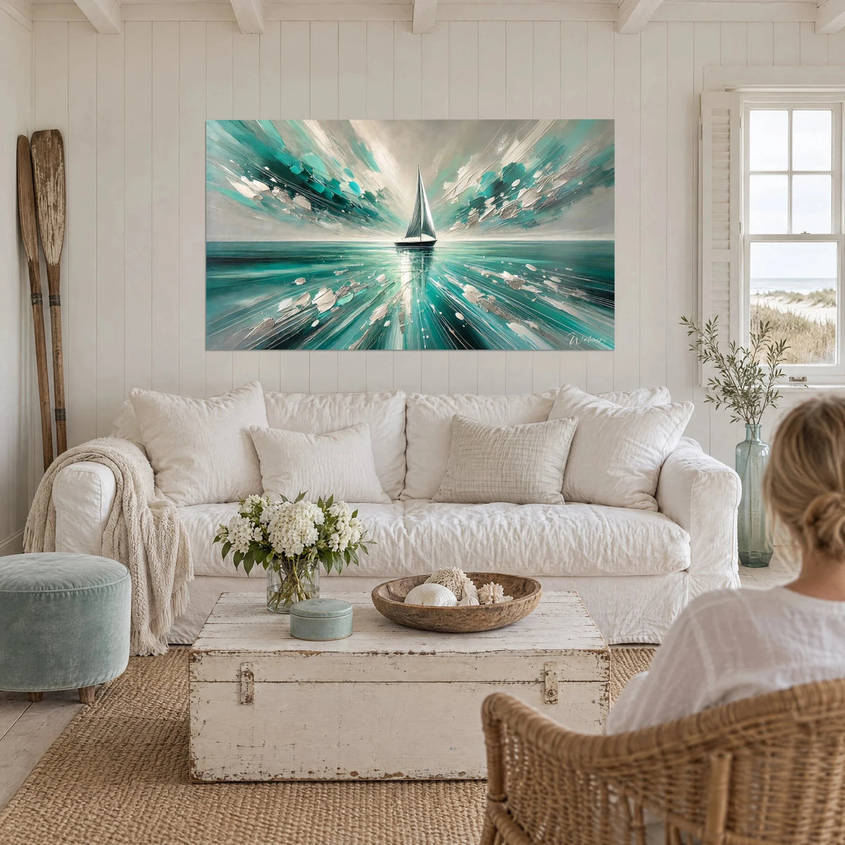 Gemälde eines einsamen Segelboots mit grauen Segeln auf türkisfarbenem Meer, Himmel mit cremefarbenen Schlieren, über einem Sofa in einem hellen Wohnzimmer
