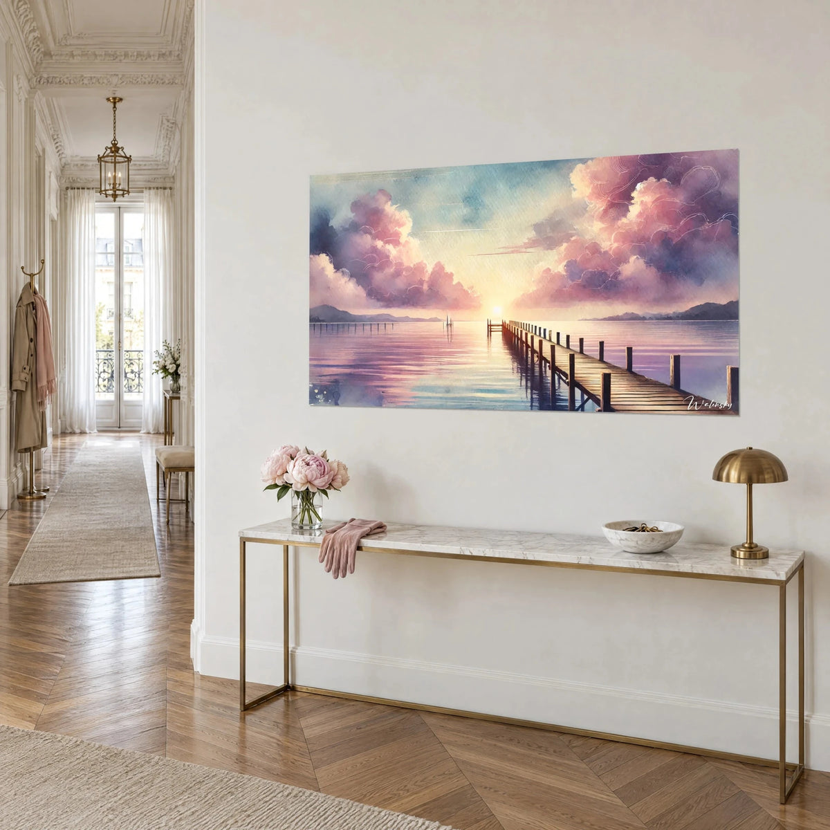 Gemälde Holzsteg aus braunen Dielen, der ins lilafarbene Wasser hinausführt, zartblauer und cremefarbener Himmel, vergoldete Konsole, Wohnzimmer im Stil Haussmann