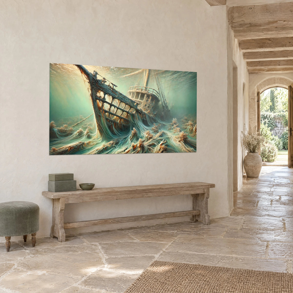 Tableau navire englouti aux vagues de peinture fluides, vert d'eau et ocre, sur un mur crépi, entrée en pierre claire