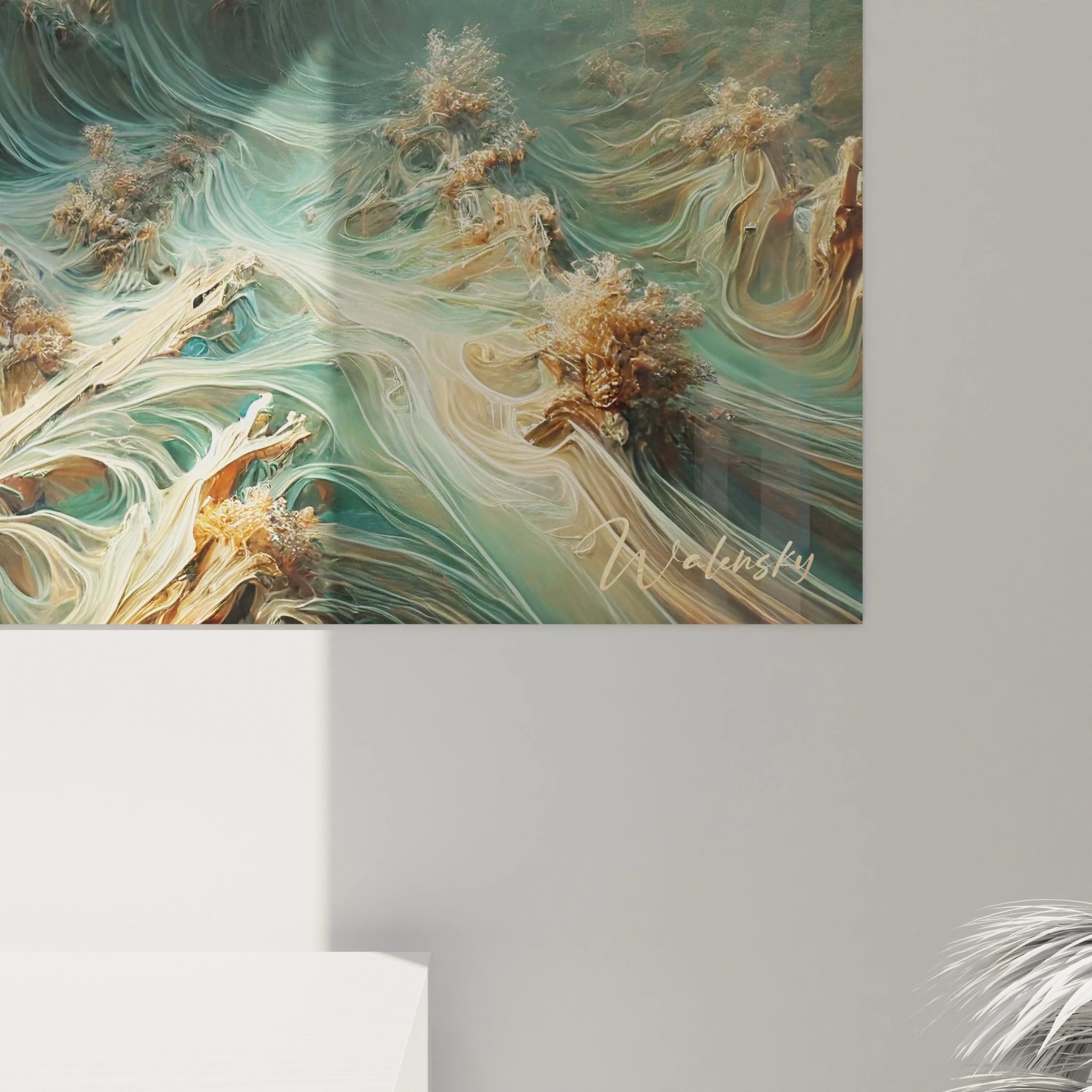 Vue de près, l’épave peinte dévoile ses détails : algues délicates, coraux enchevêtrés et jeu de lumière sous-marine. Une œuvre qui saisit la beauté mystérieuse de l’océan et du temps.