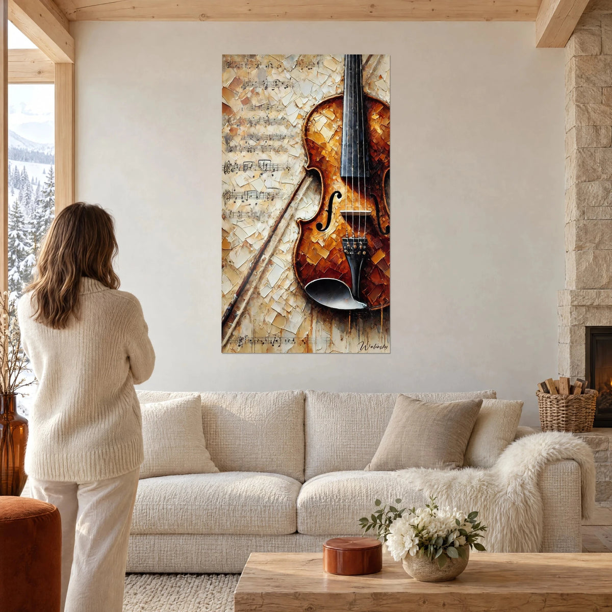 Tableau violon ambré en pâte épaisse, partitions ivoire et archet brun, au-dessus d'un canapé dans un salon lumineux