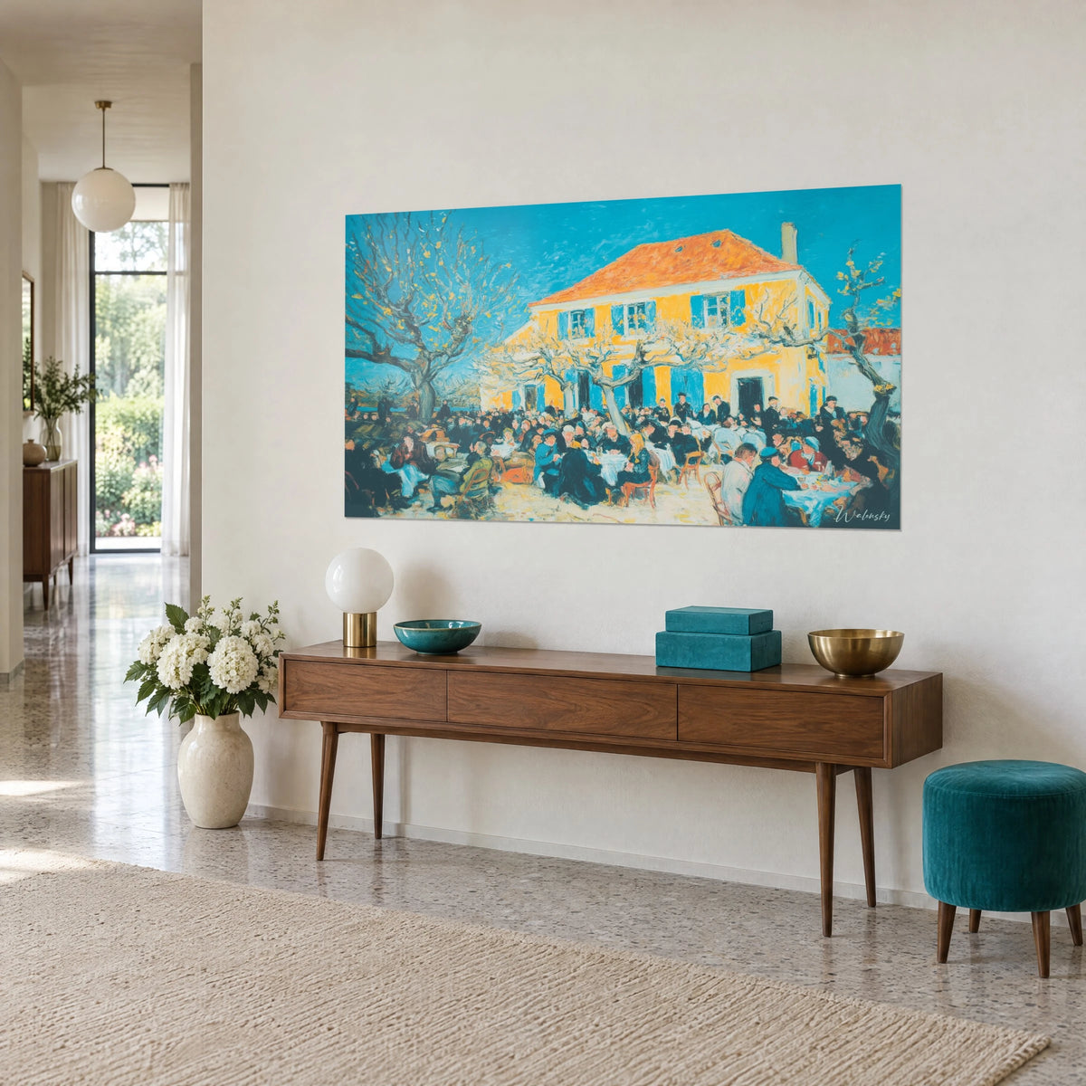 Quadro osteria di paese sotto un cielo azzurro intenso, facciata color zafferano e tegole arancioni, visto di tre quarti su una parete beige