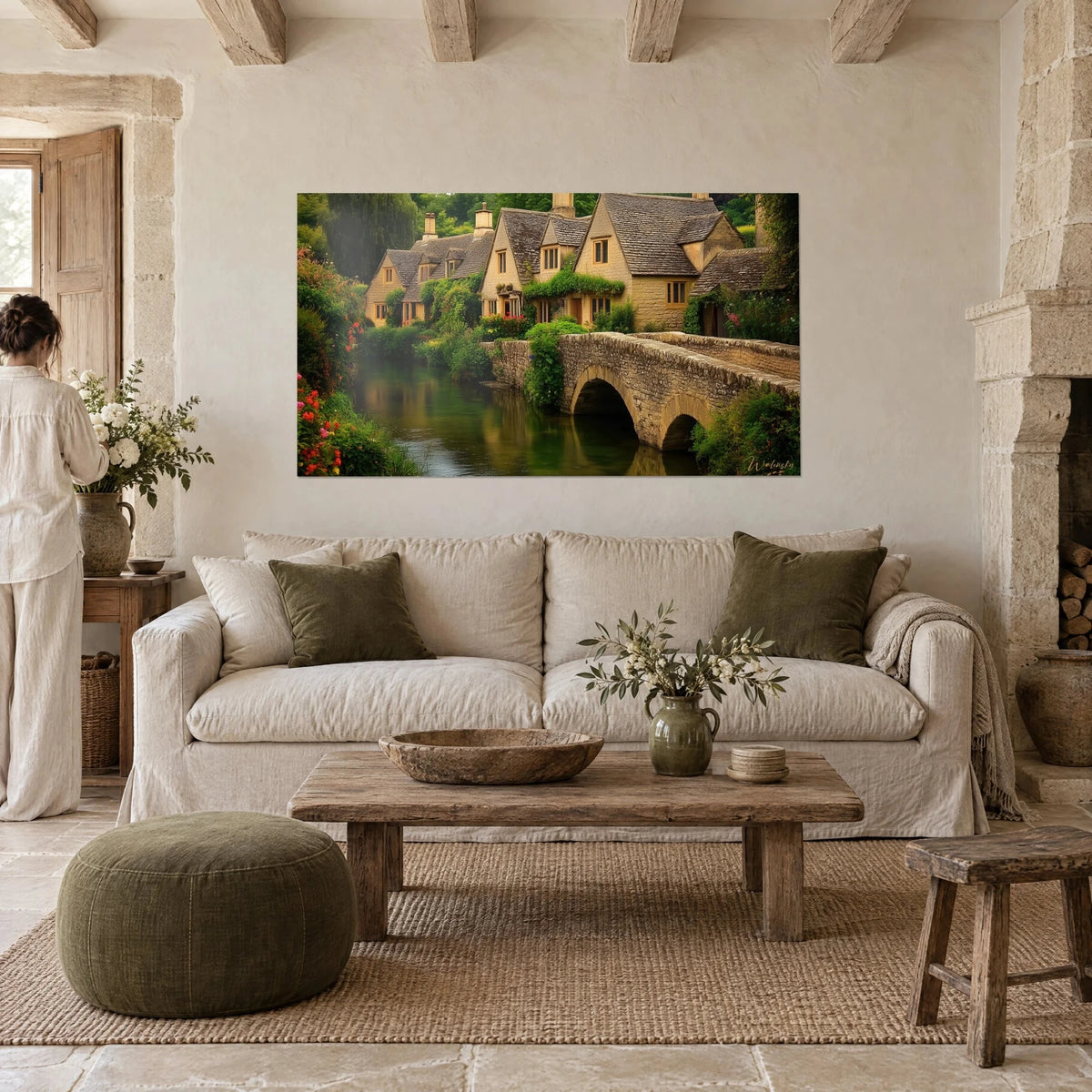 Πίνακας εξοχικό σπίτι Cotswold από μελί πέτρα, γκρίζα σχιστολιθική στέγη και πράσινες όχθες, πάνω από καναπέ σε φωτεινό σαλόνι