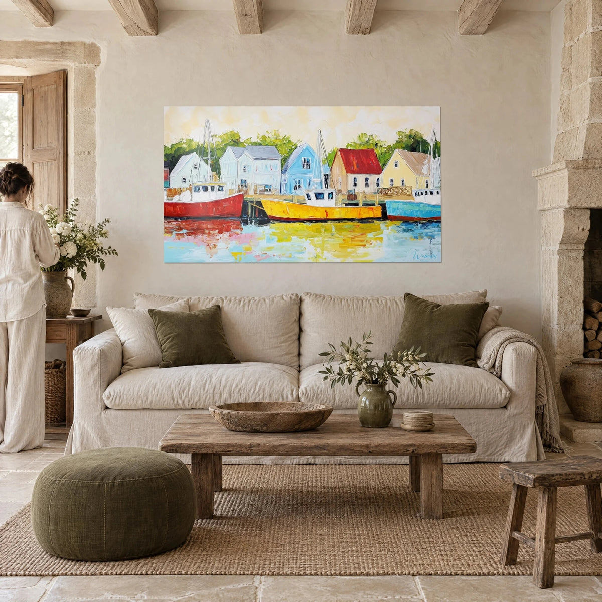 Tableau village portuaire à la peinture épaisse, bateau rouge et jaune devant maisons pastel, au-dessus d'un canapé dans un salon lumineux