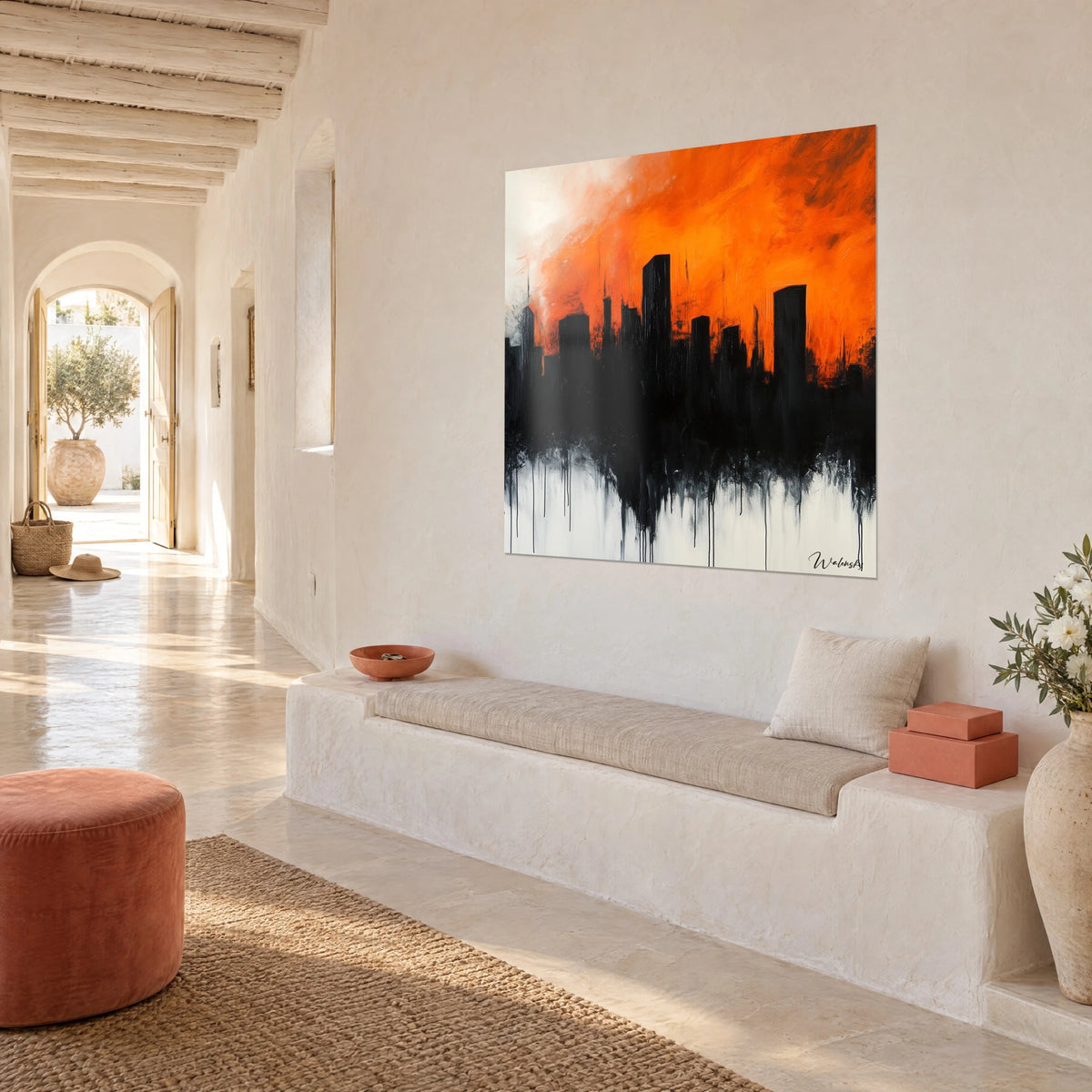 Cuadro de la skyline neoyorquina negra envuelta en un cielo naranja, goteos sobre fondo blanco, colgado en una casa mediterránea