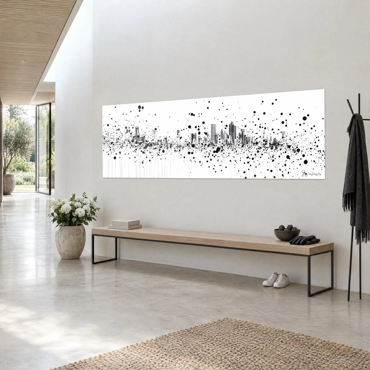 Gemälde eines urbanen Panoramas aus schwarzen Tuschespritzern, angegraute Türme und feine Laufspuren auf reinem Weiß, helle Wand eines Eingangsbereichs