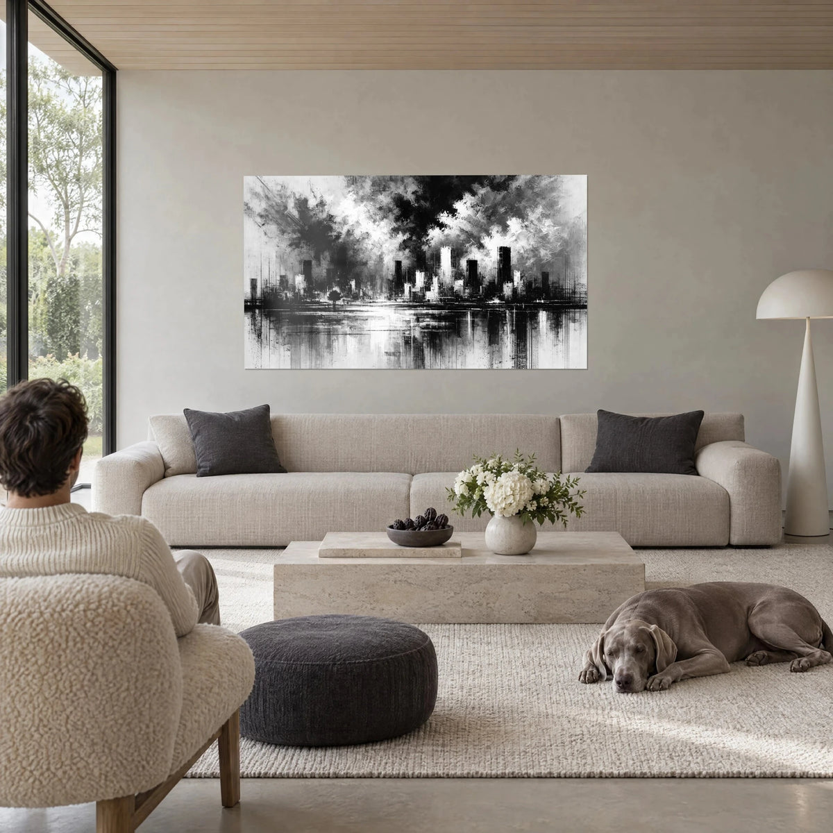 Tableau skyline fantôme en noir et blanc, tours brumeuses et reflets dans l'eau, au-dessus d'un canapé dans un salon lumineux
