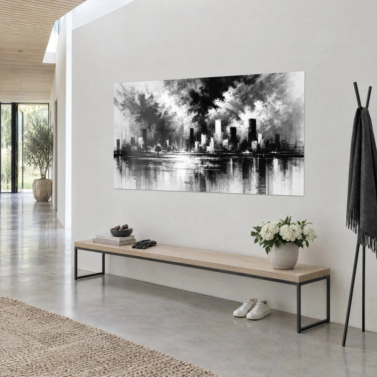Tableau cité spectrale aux nuages de peinture blancs et noirs, vue de trois-quarts, sur un mur gris près d'un banc en bois