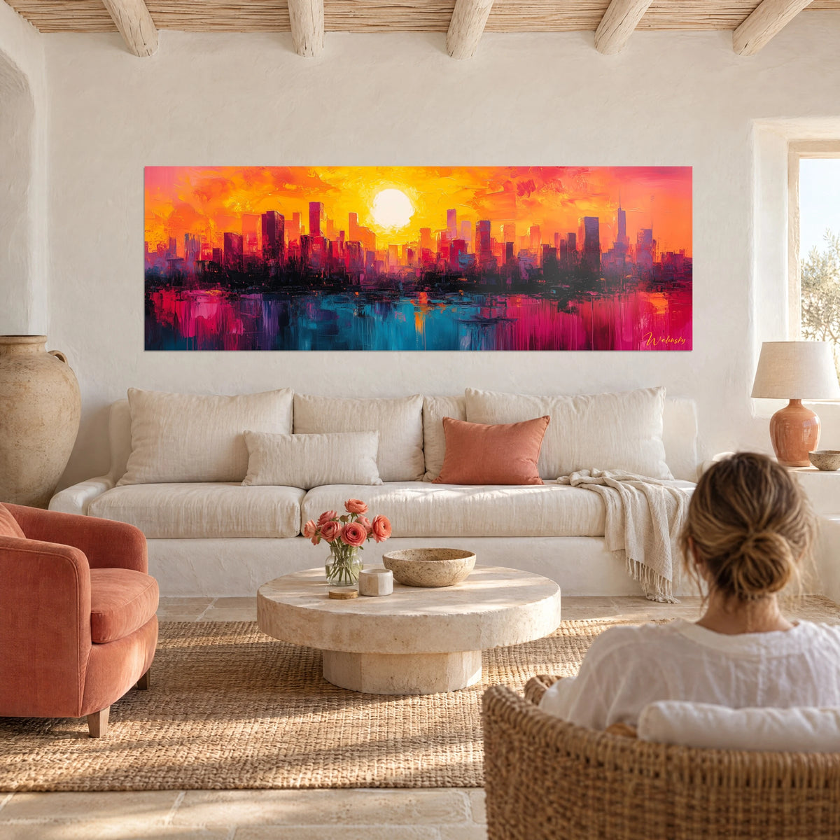 Cuadro del skyline de Nueva York bajo un sol blanco, cielo naranja y amarillo, reflejos fucsia, encima de un sofá en un salón luminoso