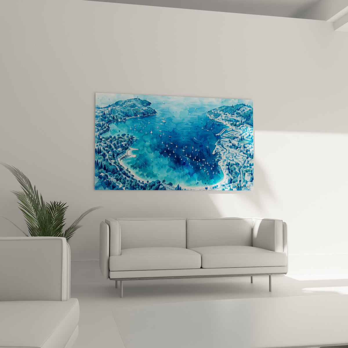 Panorama côtier bleu marine et vert aquarelle, voiliers épars sur l'eau, au-dessus d'un canapé dans un salon lumineux