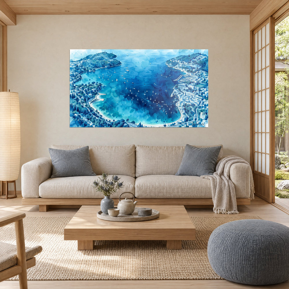 Vue aérienne bleu turquoise de la baie méditerranéenne, voiliers blancs, au-dessus d'un lit dans une chambre claire